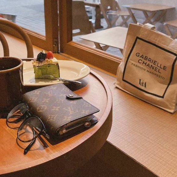 V&A Gabrielle Chanel. Fashion Manifesto natural tote bag - Picture 4 of 6